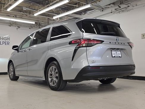 Used 2021 Toyota Sienna XLE w/ XLE Plus Package image 29