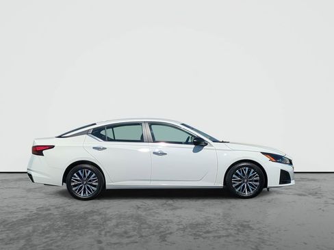 Used 2025 Nissan Altima 2.5 SV FWD image 9