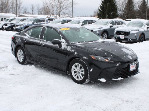 Used 2025 Toyota Camry LE image 3