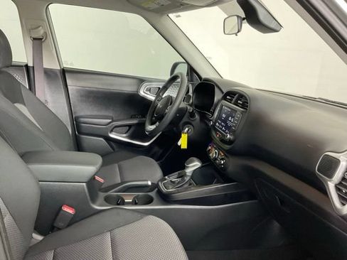 Used 2025 Kia Soul LX w/ LX Technology Package FWD image 17
