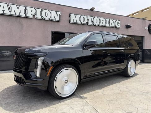 Used 2026 Cadillac Escalade ESV Sport AWD/4WD image 2