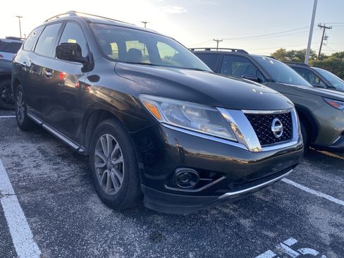 Used 2015 Nissan Pathfinder S FWD image 2