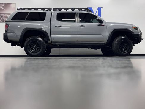 Used 2017 Toyota Tacoma TRD Pro AWD/4WD image 4