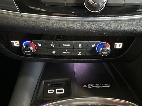 Used 2022 Buick Enclave Essence image 18