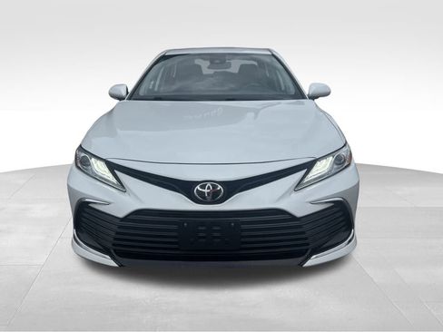 Used 2021 Toyota Camry XLE image 3