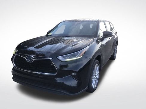 Used 2021 Toyota Highlander Limited FWD image 2