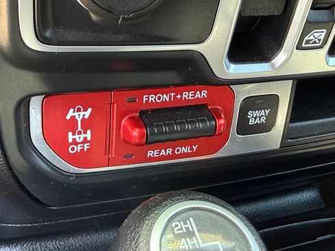 Used 2018 Jeep Wrangler Unlimited Rubicon AWD/4WD image 36