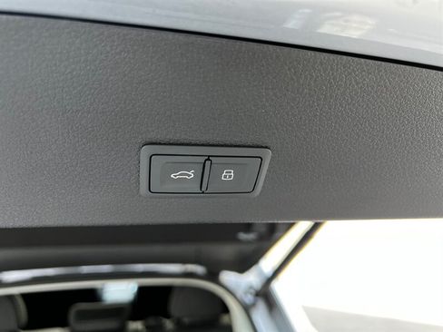 Used 2022 Audi e-tron Premium w/ Convenience Plus Package AWD/4WD image 28