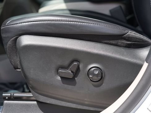 Used 2023 Chrysler Pacifica Touring-L FWD image 15