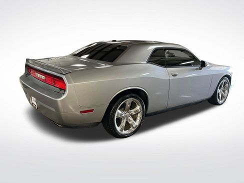 Used 2014 Dodge Challenger SXT RWD image 5