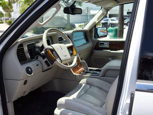Used 2014 Lincoln Navigator L 2WD image 17