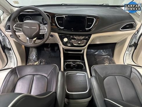 Used 2024 Chrysler Pacifica Limited FWD image 15