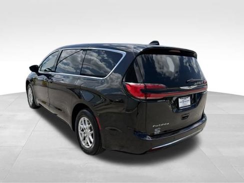 Used 2025 Chrysler Pacifica Select FWD image 11