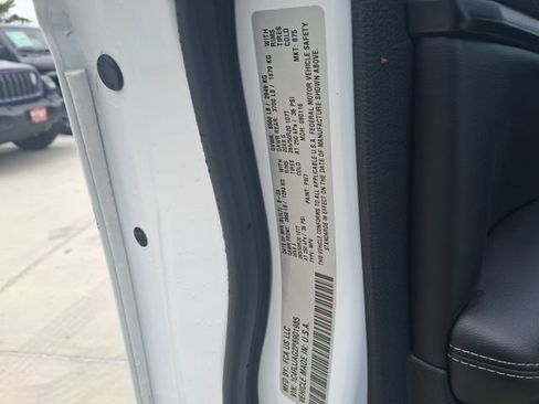 Used 2023 Jeep Grand Cherokee L Laredo RWD image 16