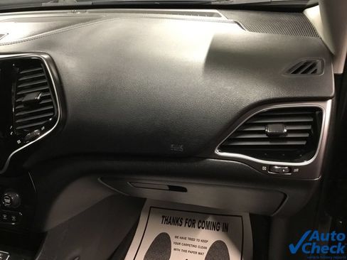 Used 2019 Jeep Cherokee Limited w/ Luxury Group AWD/4WD image 37