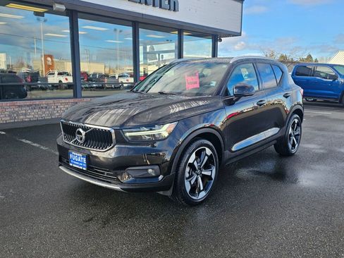 Used 2021 Volvo XC40 T5 Momentum w/ Premium Package image 2
