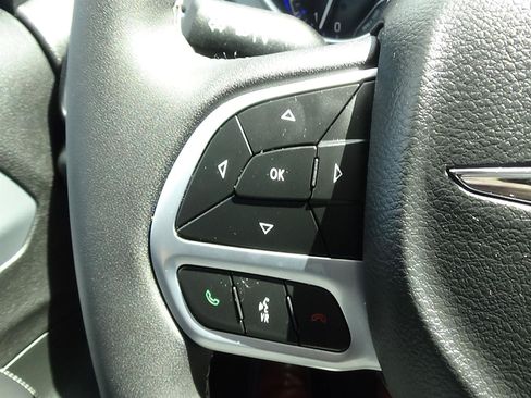 Used 2026 Chrysler Pacifica Limited FWD image 25