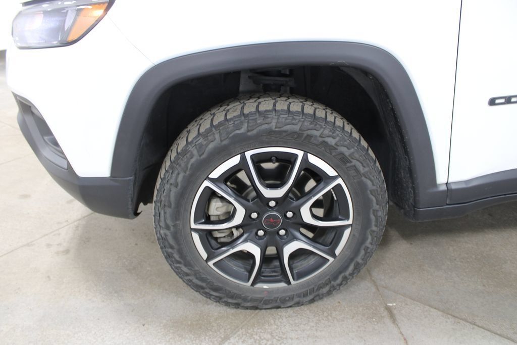Used 2025 Jeep Compass Trailhawk AWD/4WD image 37