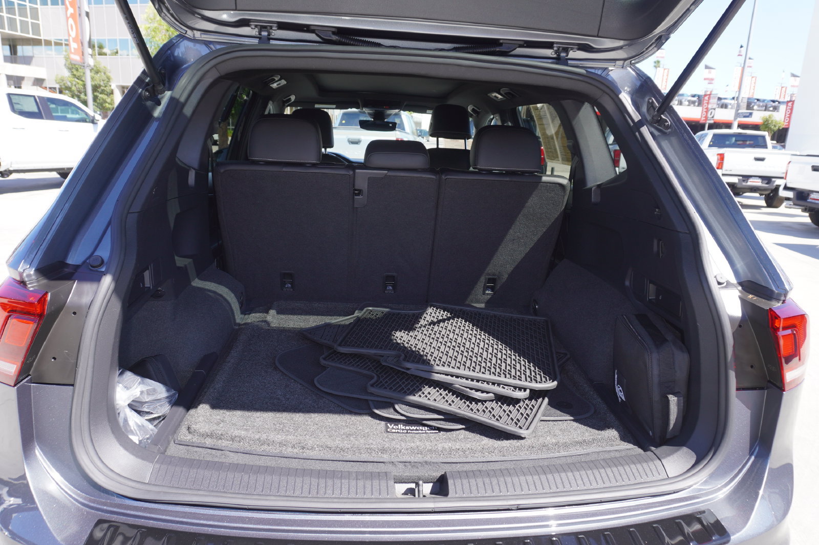 Used 2023 Volkswagen Tiguan SE R-Line AWD/4WD image 9