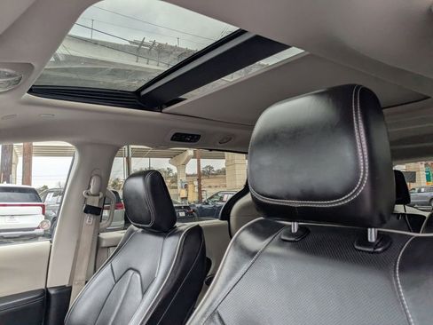 Used 2023 Chrysler Pacifica Limited image 16