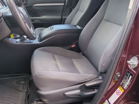 Used 2019 Toyota Highlander LE AWD/4WD image 15