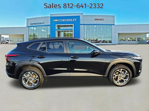 Used 2025 Chevrolet Trax LT w/ LT Convenience Package image 8