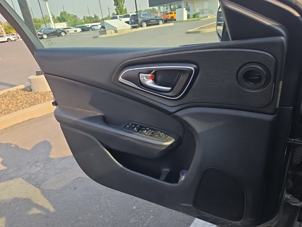 Used 2015 Chrysler 200 Limited FWD image 11