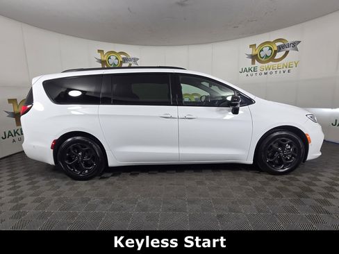 Used 2024 Chrysler Pacifica Premium FWD image 10