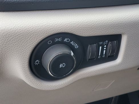 Used 2024 Chrysler Pacifica Touring-L image 18