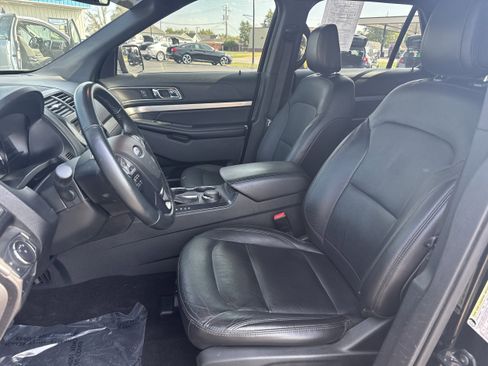 Used 2018 Ford Explorer XLT w/ Equipment Group 202A image 3
