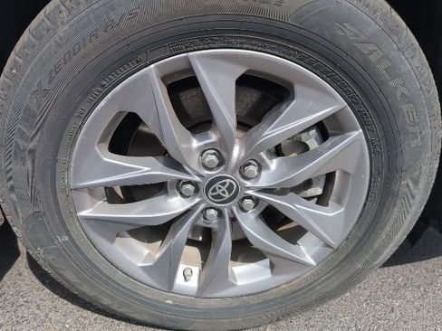 Used 2024 Toyota Sienna LE w/ LE Plus Package image 8