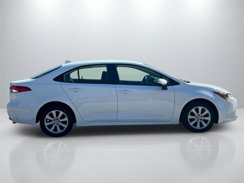 Used 2025 Toyota Corolla LE image 4