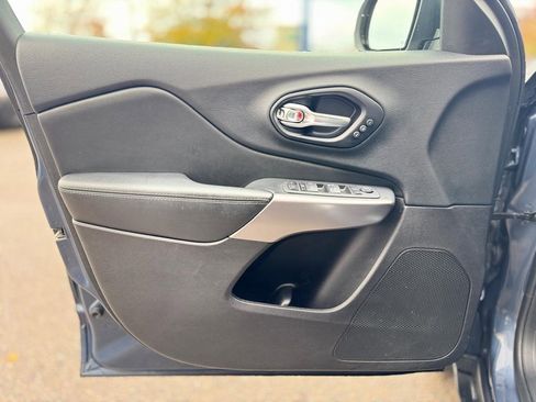 Used 2021 Jeep Cherokee Limited image 12