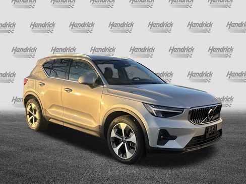 Used 2025 Volvo XC40 B5 Plus image 2