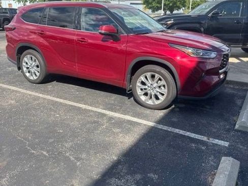 Used 2023 Toyota Highlander Limited AWD/4WD image 2