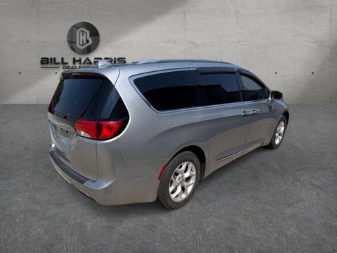 Used 2018 Chrysler Pacifica Touring-L w/ Tire & Wheel Group FWD image 6