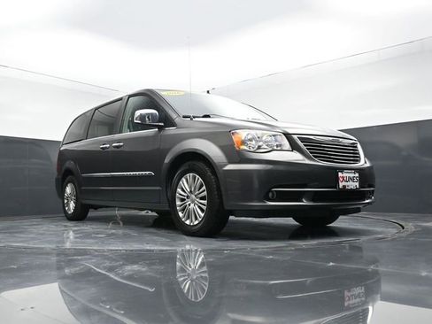 Used 2016 Chrysler Town & Country Touring-L w/ Driver Convenience Group image 42