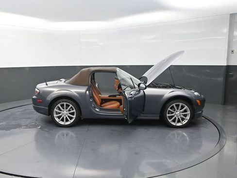 Used 2006 MAZDA MX-5 Miata Grand Touring w/ Premium Pkg RWD image 42