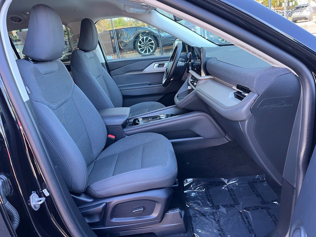 Used 2025 Ford Explorer Active AWD/4WD image 20