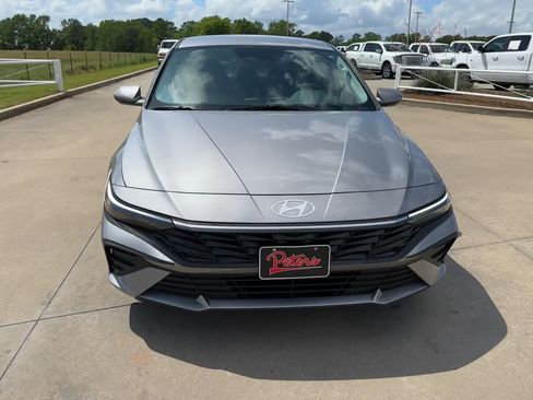 Used 2025 Hyundai Elantra SE FWD image 4