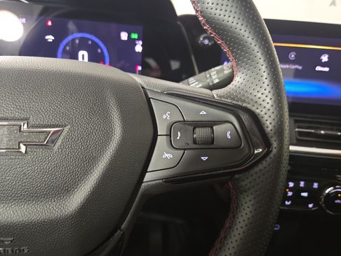 Certified 2025 Chevrolet Trax RS w/ Sunroof Package FWD image 16