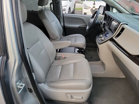 Used 2020 Toyota Sienna XLE image 18