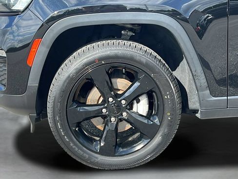 Used 2023 Jeep Grand Cherokee Limited w/ Black Appearance Package AWD/4WD image 27