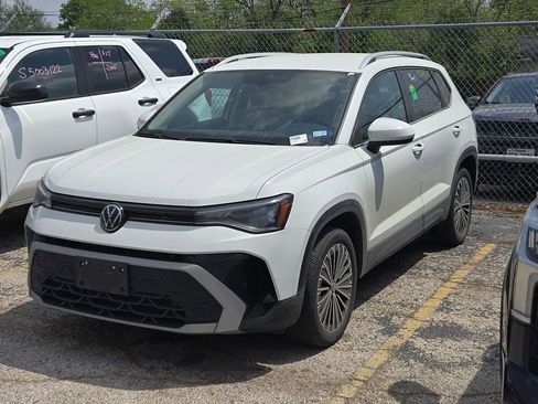 Used 2025 Volkswagen Taos SE image 4