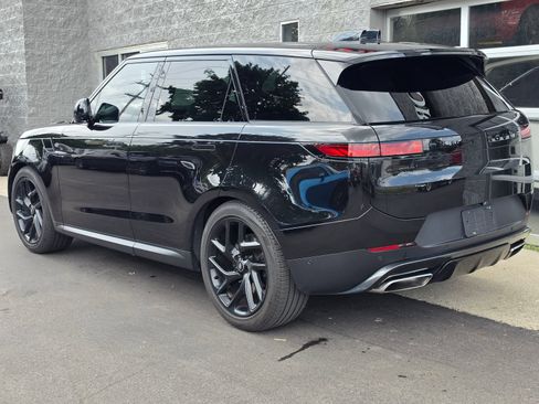 Used 2024 Land Rover Range Rover Sport SE AWD/4WD image 4