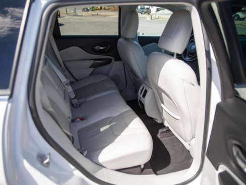 Used 2019 Jeep Cherokee Limited AWD/4WD image 23