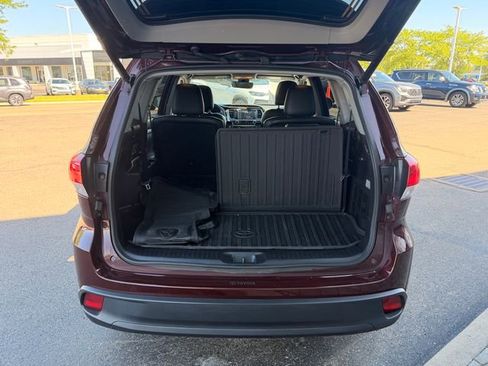 Used 2019 Toyota Highlander XLE AWD/4WD image 3