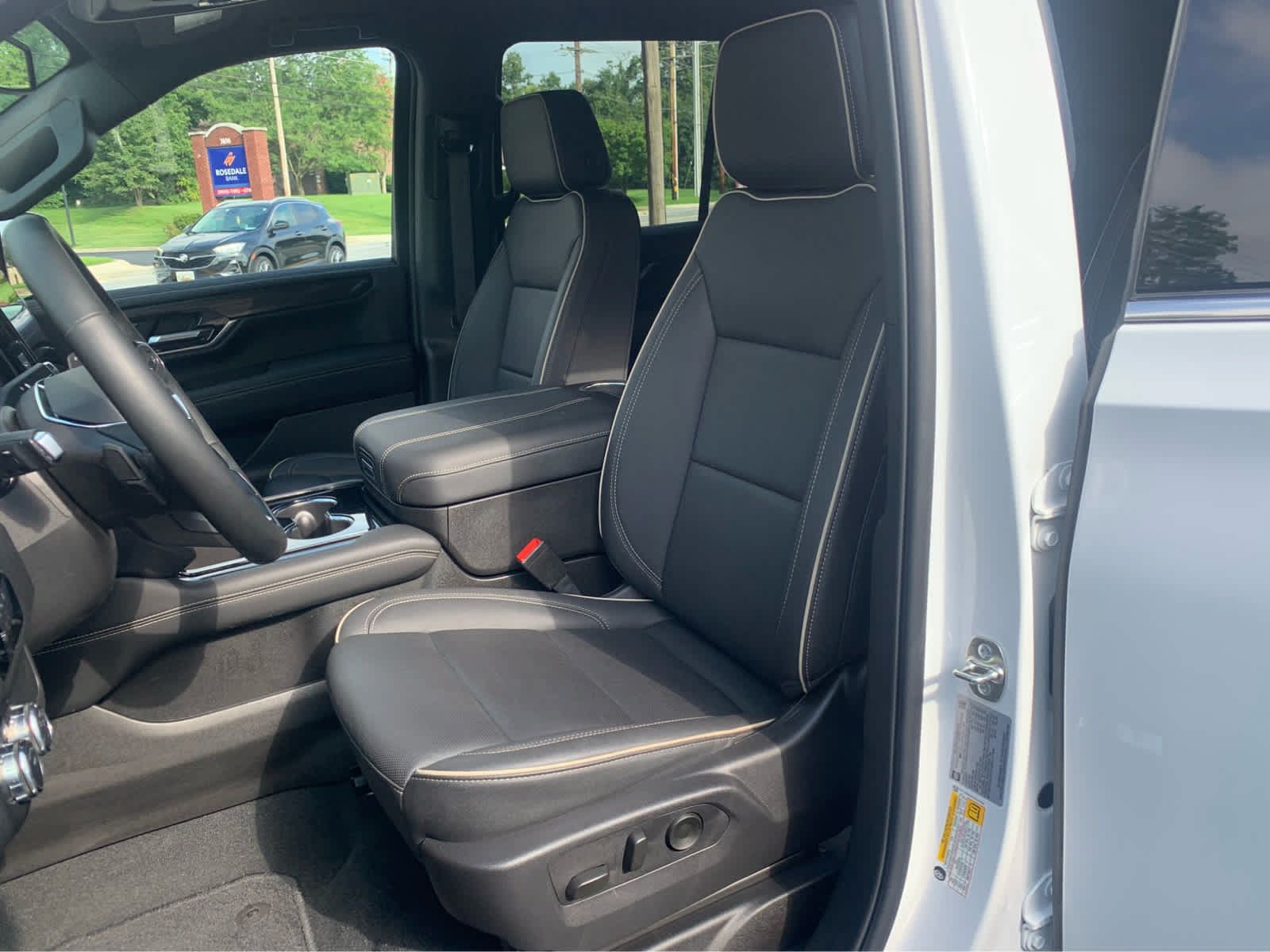Used 2025 GMC Yukon Elevation AWD/4WD image 13