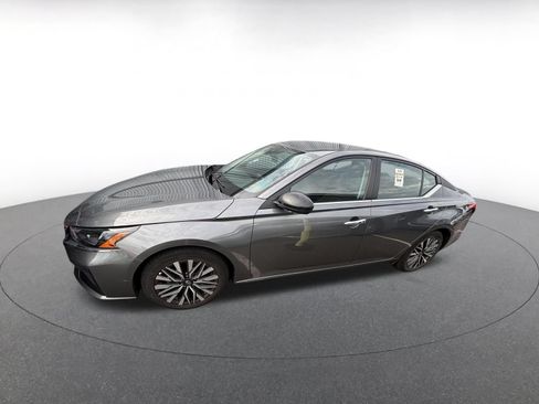 Used 2025 Nissan Altima 2.5 SV FWD image 6