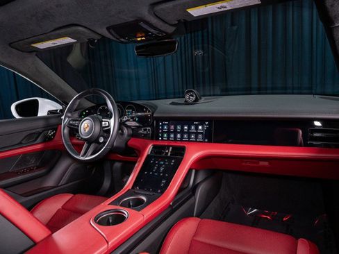 Used 2021 Porsche Taycan image 4